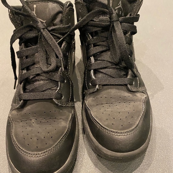 Boys Air Jordan's size 5 - Picture 3 of 5